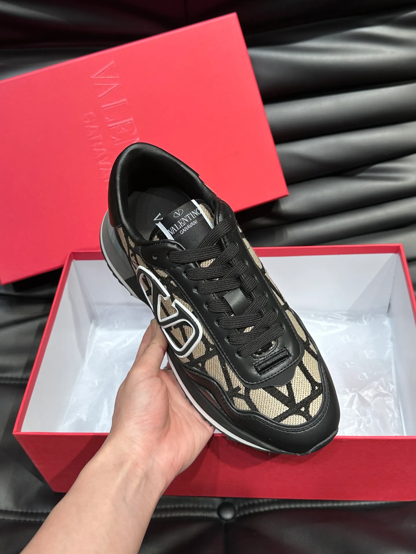 P540💰 Product trademark: VALENTINO "Valentino" Regular size: 38-44 [45 customized] Product materials: Warren men's casual sports shoes, made of multi-material splicing, calf leather stitched with suede cowhide, fabric mesh upper, fabric tongue decorated with brand badge, rubber rivet decorative details on the heel, rivet rubber outsole, non-slip, wear-resistant and shock-absorbing, pure cotton inner foot pad, comfortable and breathable, comes with original box packaging bag!